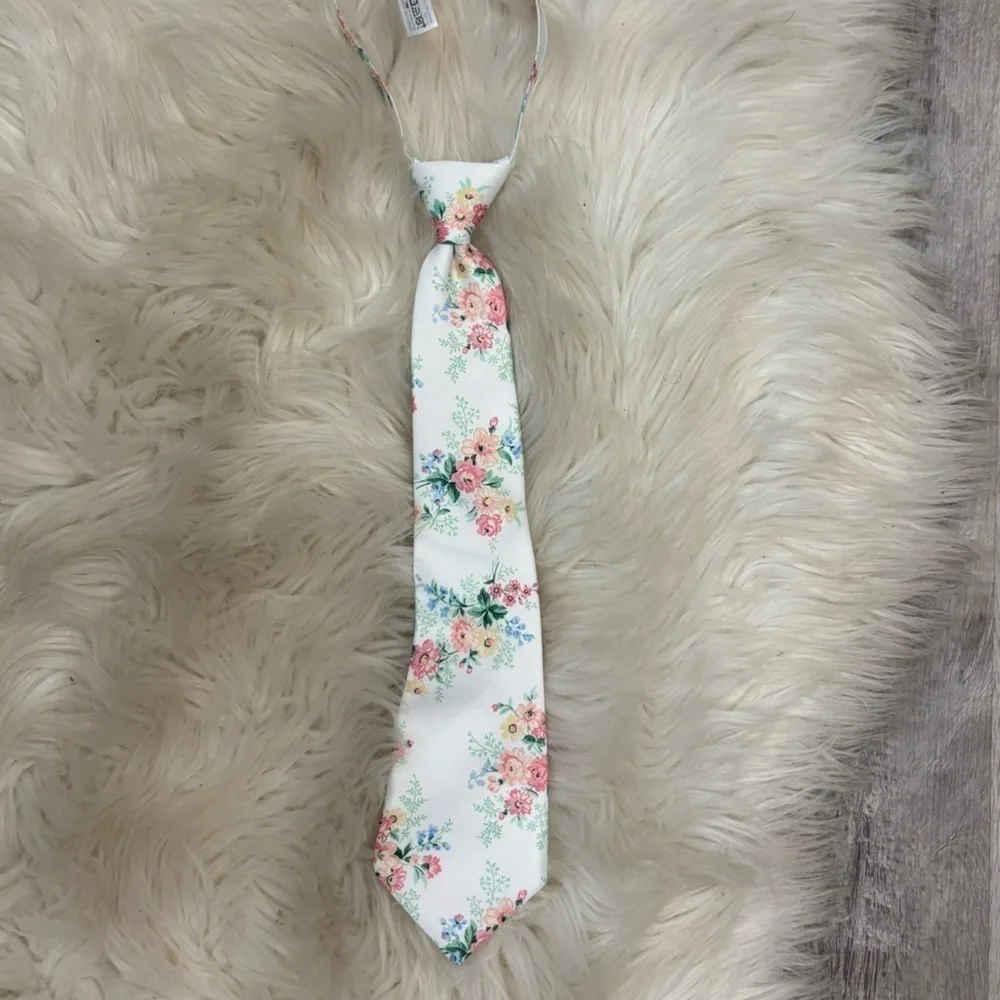 NWT Jack and Janie boys Velcro white floral tie 2t - 5